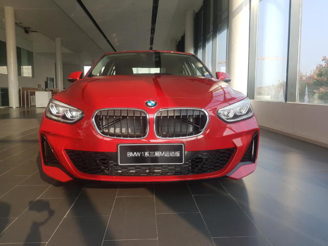 宝马1系到店实拍红色车漆非常时尚配15t20t动力