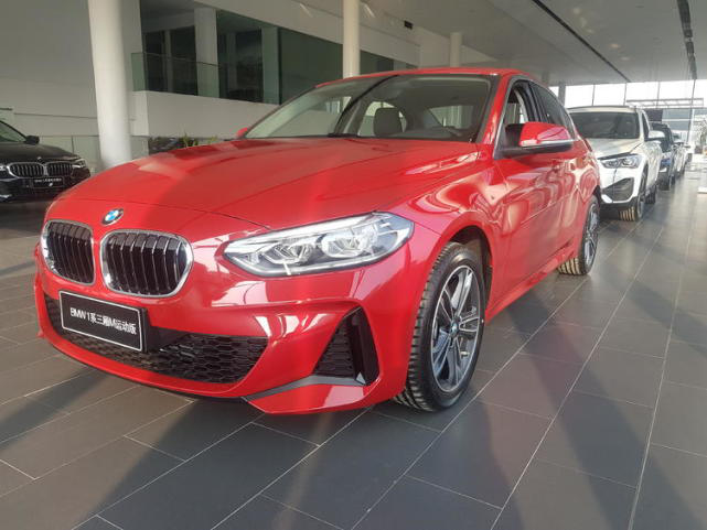 宝马1系到店实拍红色车漆非常时尚配15t20t动力