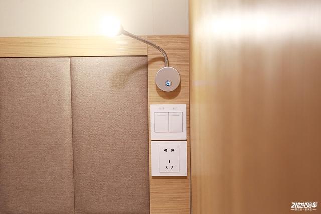 床头带有独立控制车内灯光的开关和220v电源插座.