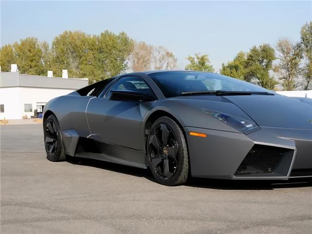 的reventon,后面出的2010款的雷文顿是敞篷版,也就是reventonroadster