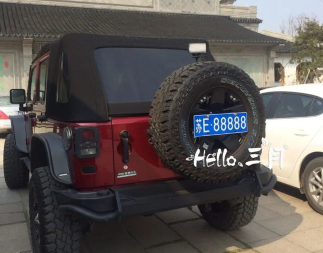 苏e88888等红灯周围车里的人都在拍当地的明星车