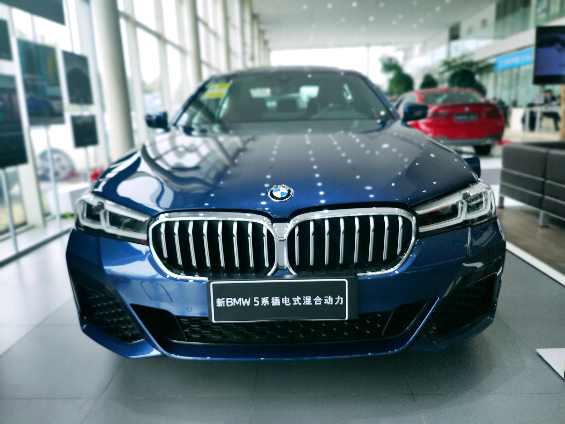 绿牌不限号实拍新款宝马535le运动版纯电动能跑95km