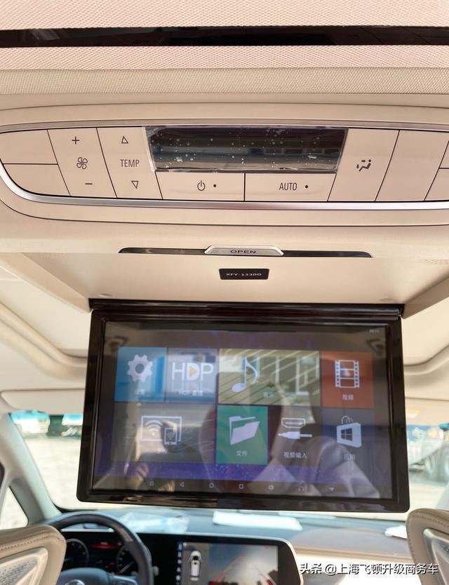 装了一个吸顶电视,可以手机投屏,也可以连接无线网,休闲娱乐非常惬意