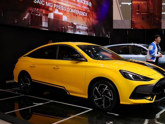 整个前脸给人一种运动感的风格,隐约透露着一种玛莎拉蒂和奔驰amg的