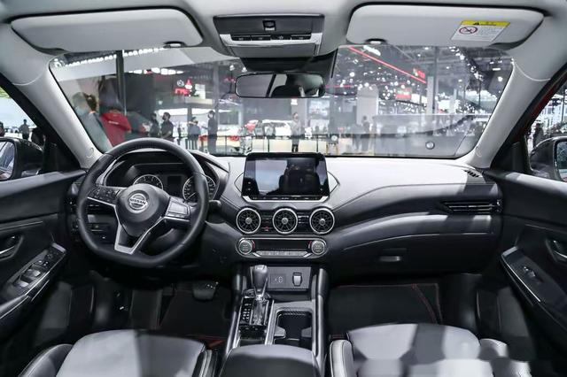 21款东风日产轩逸鲜红车身车展展现第14代风采