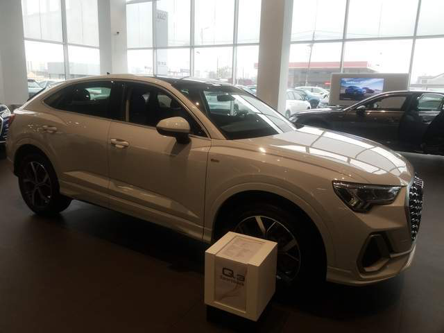 奥迪q3sportback到店实拍白色车身大气家用首选