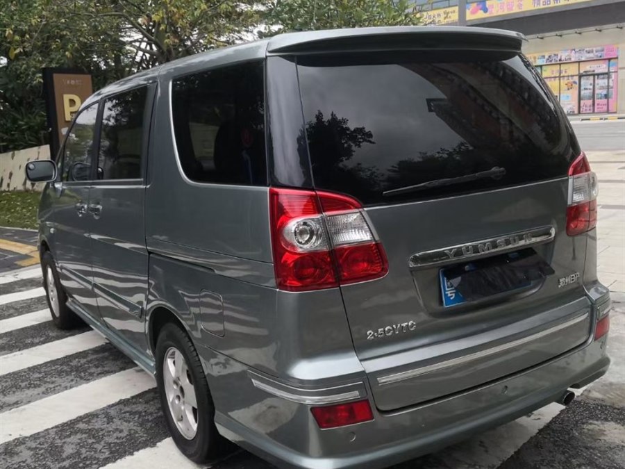 郑州日产生产的御轩原型车是日产的中档mpv赛瑞纳,这款车被裕隆引入