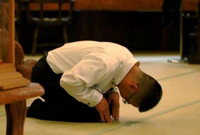 用丰田章男的话来说在丰田的艰难过去每辆车都是跪着卖的