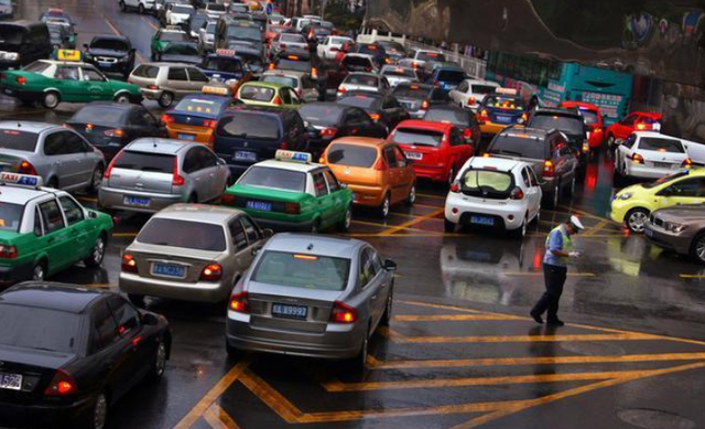 中国这座避暑城市又名堵车天堂一生185天时间堵在路上
