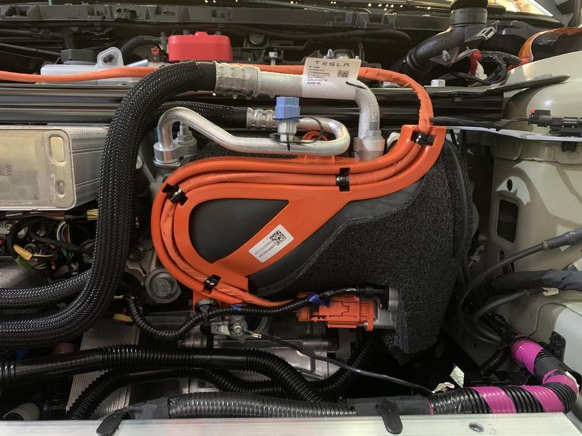 但很快车主反映热泵运转的噪音实在太大,后来特斯拉才导入了隔音棉来