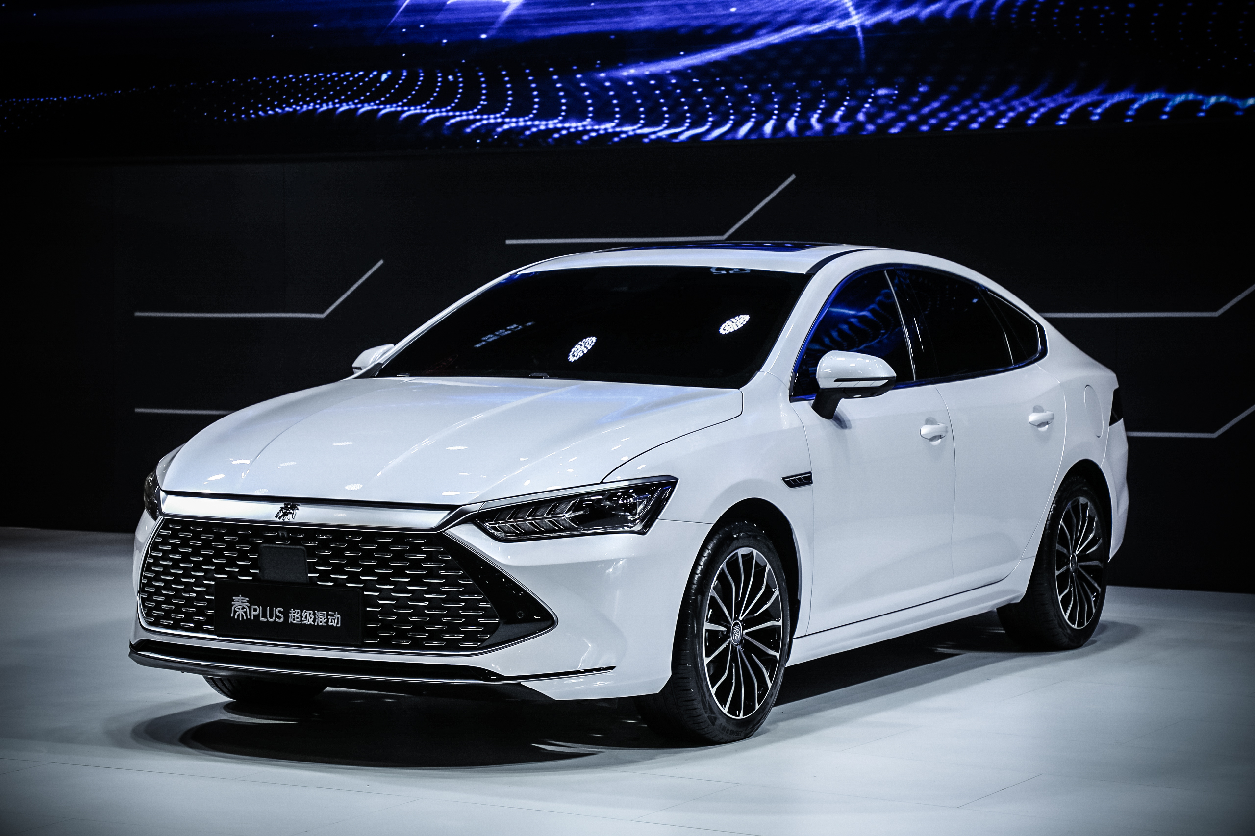 超高的热效率为比亚迪dm-i超级混动技术的"超低油耗"夯实了基础.