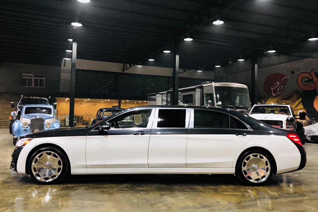 奔驰迈巴赫s800加长版有多牛?车长6米,才配4个座椅