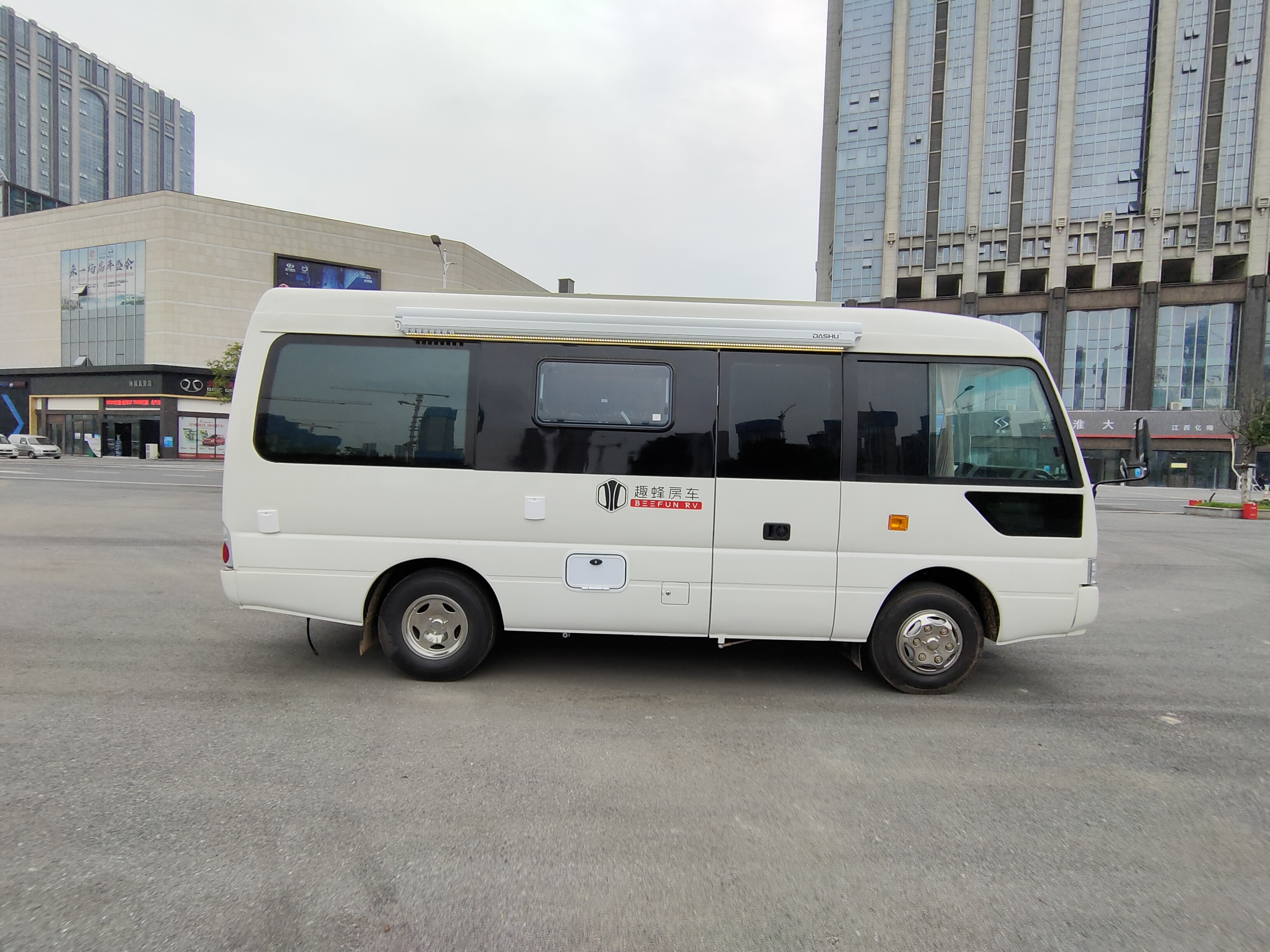 趣蜂江铃罗莎房车空间最大的b型房车蓝牌c1驾照就可以驾驶