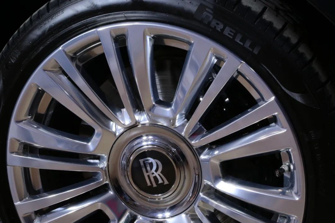 劳斯莱斯古斯特身与车轮高度2:1的比例,平直高耸的腰线,让整车侧面看