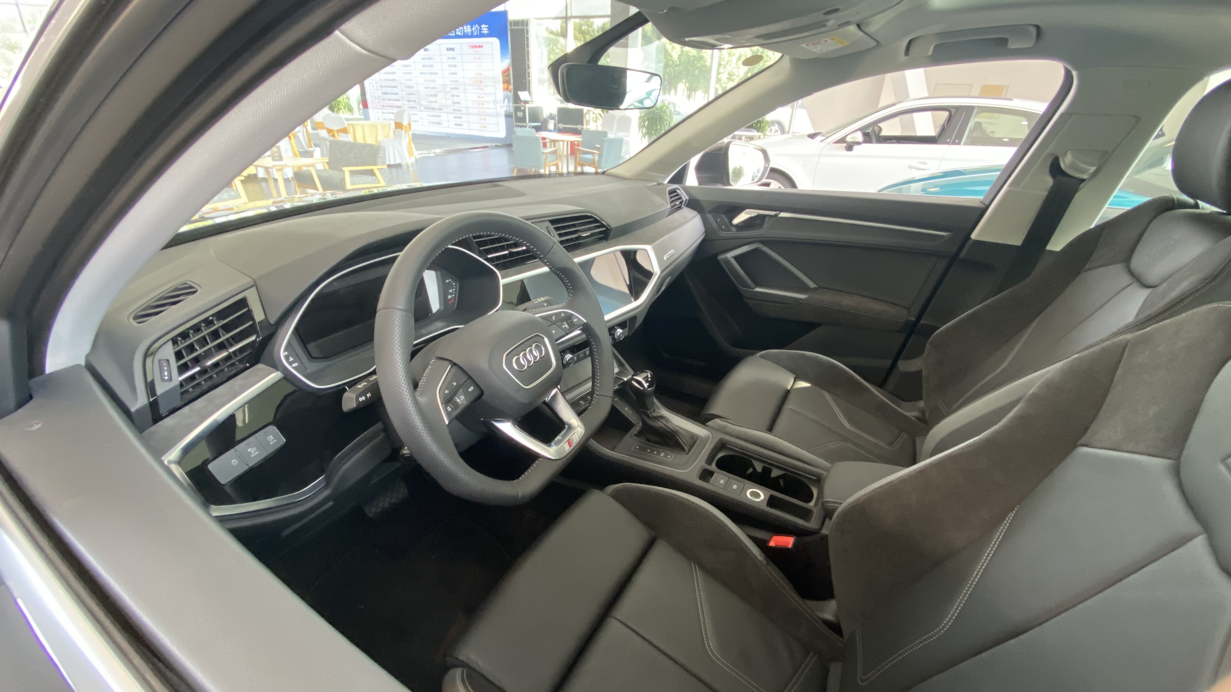 都是前驱车型,奥迪q3上的这台内饰设计还是比宝马来的更有科技感与