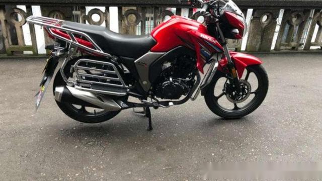 豪爵dk150,这款车原装货架,货架设计的合理,美观使用方便,在就是车子