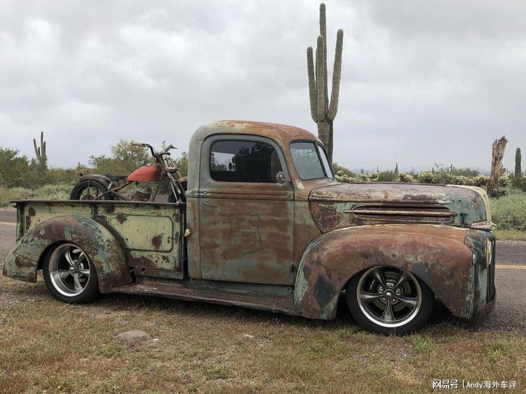 1946年款福特皮卡做旧变身末日卡车买车还送报废的哈雷摩托
