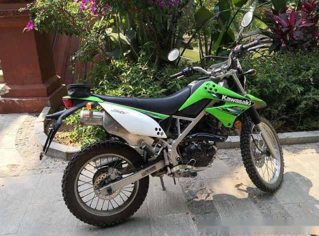 川崎klx150近年来受到川崎的大力眷注,势头可谓盛气凌人,依靠其优越的