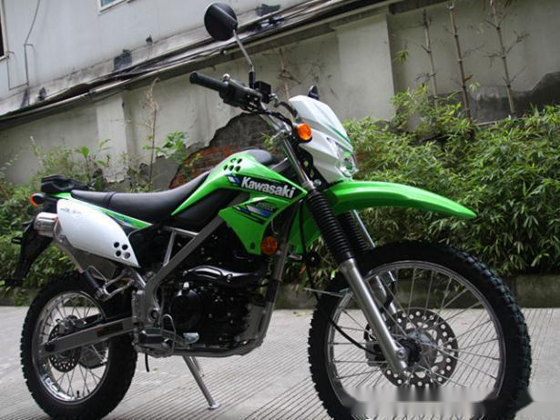 川崎klx150风华绝代的外观无疑让大众目不转睛,整体外观精致优雅,越发