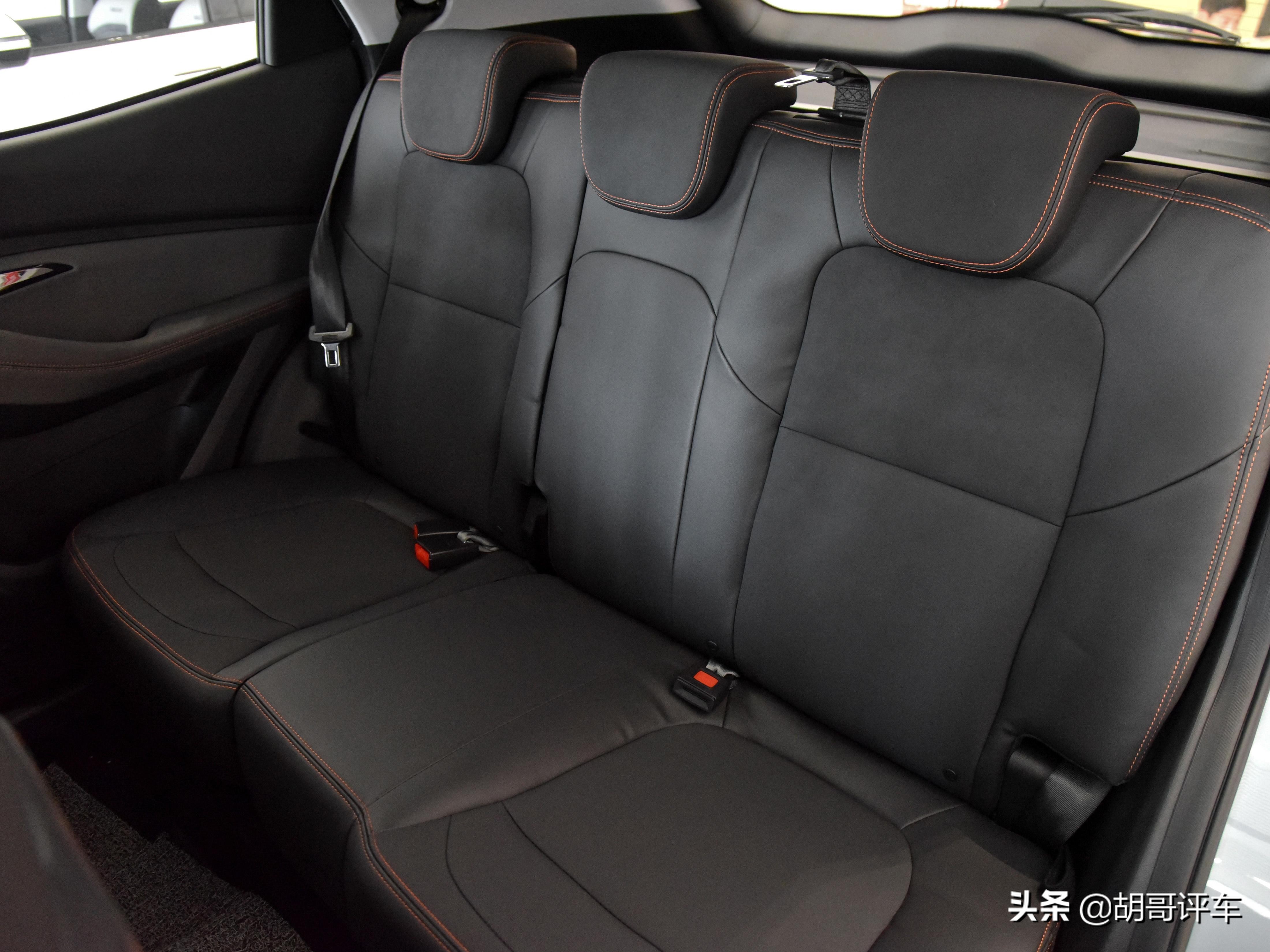 后排空间基本都不算宽裕,因此,新宝骏rs-3的后排空间表现也不能算令人