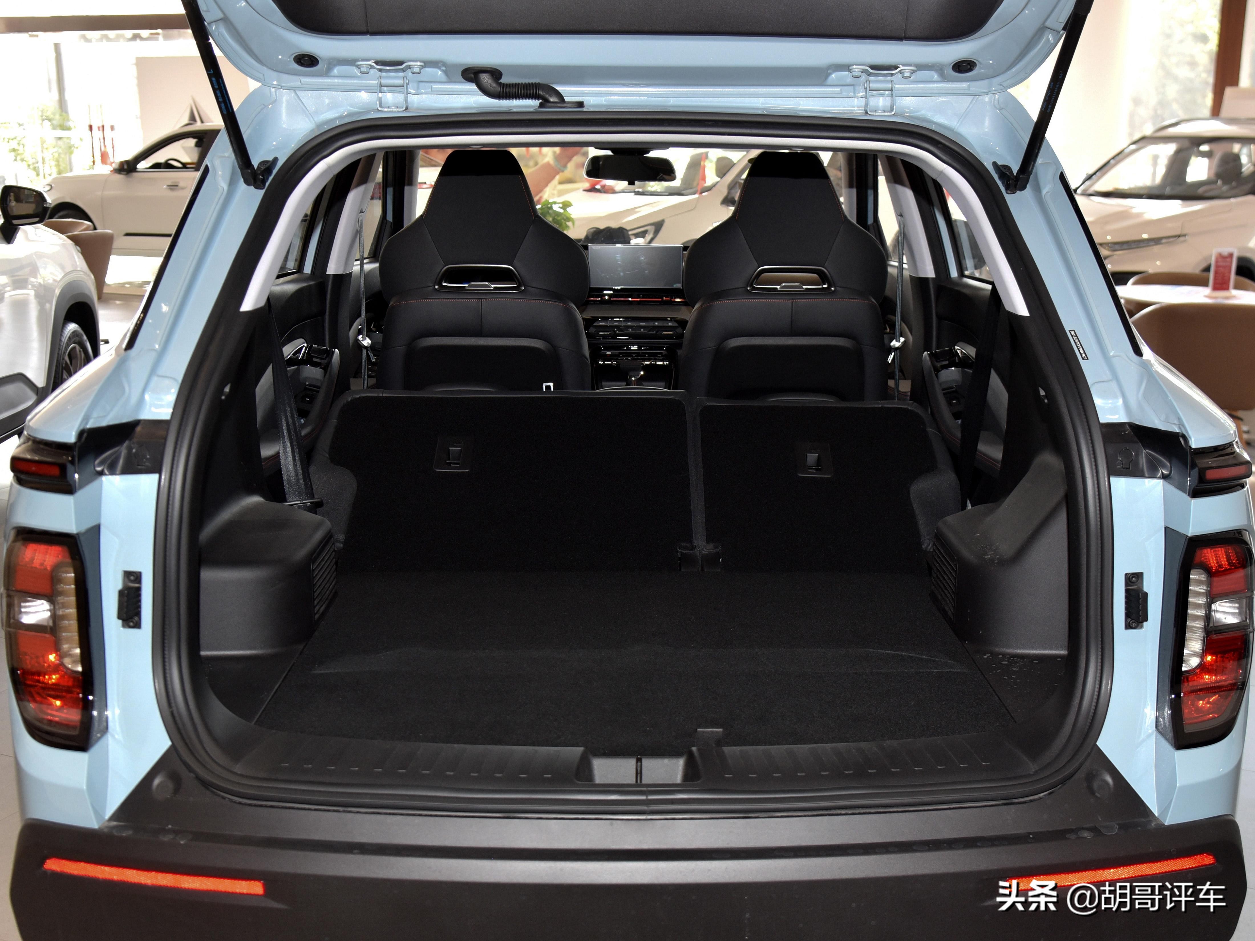 后排空间基本都不算宽裕,因此,新宝骏rs-3的后排空间表现也不能算令人