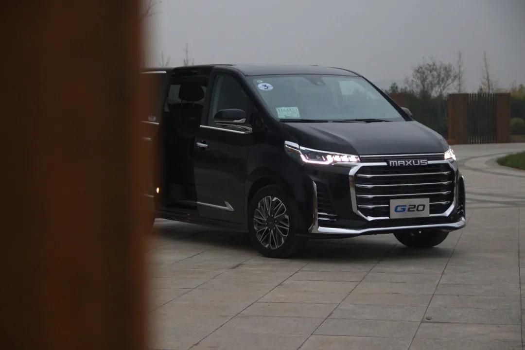 上汽大通g20试驾外观霸气不输埃尔法20t8at不差