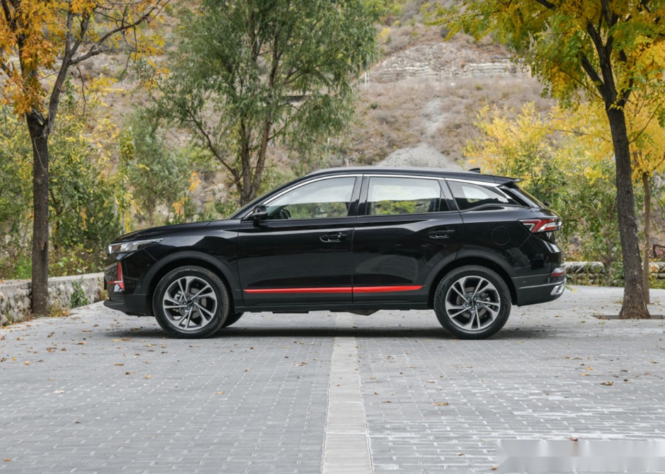 14万到14.39万不等,而2021款风神ax7一共推出了两款车型,售价从8.99