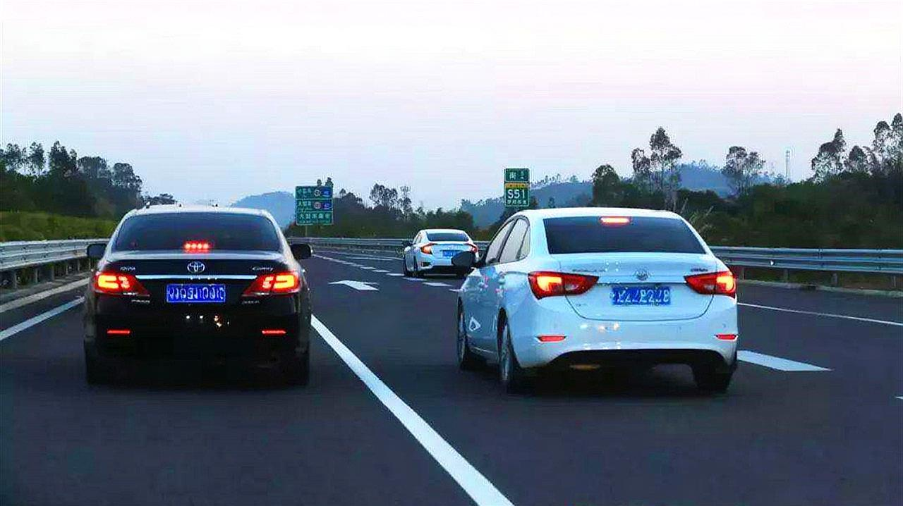 高速上前车急刹车太闹心自己该急刹车吗交警拿小本本记好
