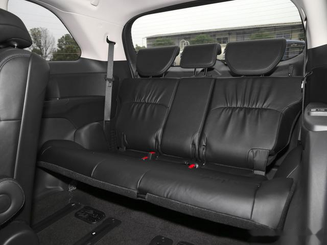 其实不然,奥德赛的第三排被誉为"魔术座椅",而且空间也是灵活多变,无