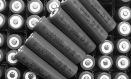 s上的钴酸锂电池(也叫18650电池),model 3开始用的ncm 三元锂电池