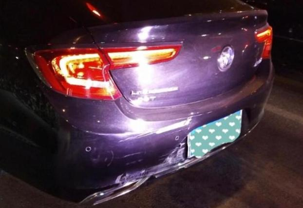 别克君越被大众出租车追尾下车后车主难怪见不到日系出租车