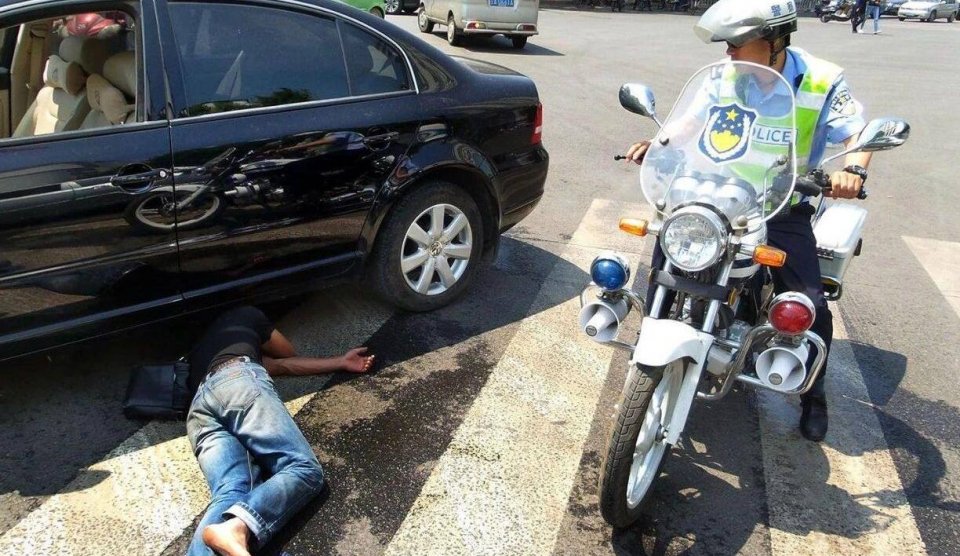 开车故意撞死碰瓷者车主要不要承担责任交警给出了正确答案