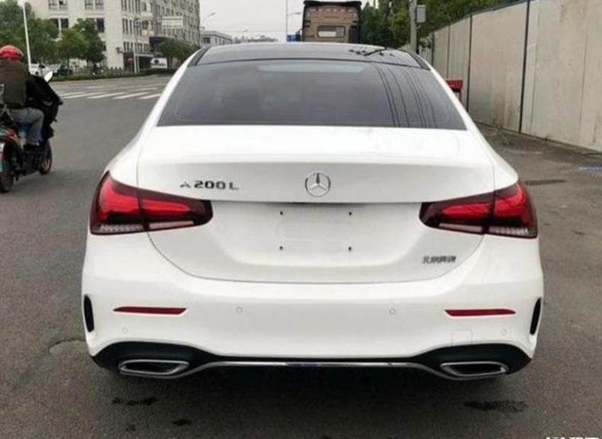 它的整个动力引擎上,全新的奔驰c级搭载的是1.3t和2.