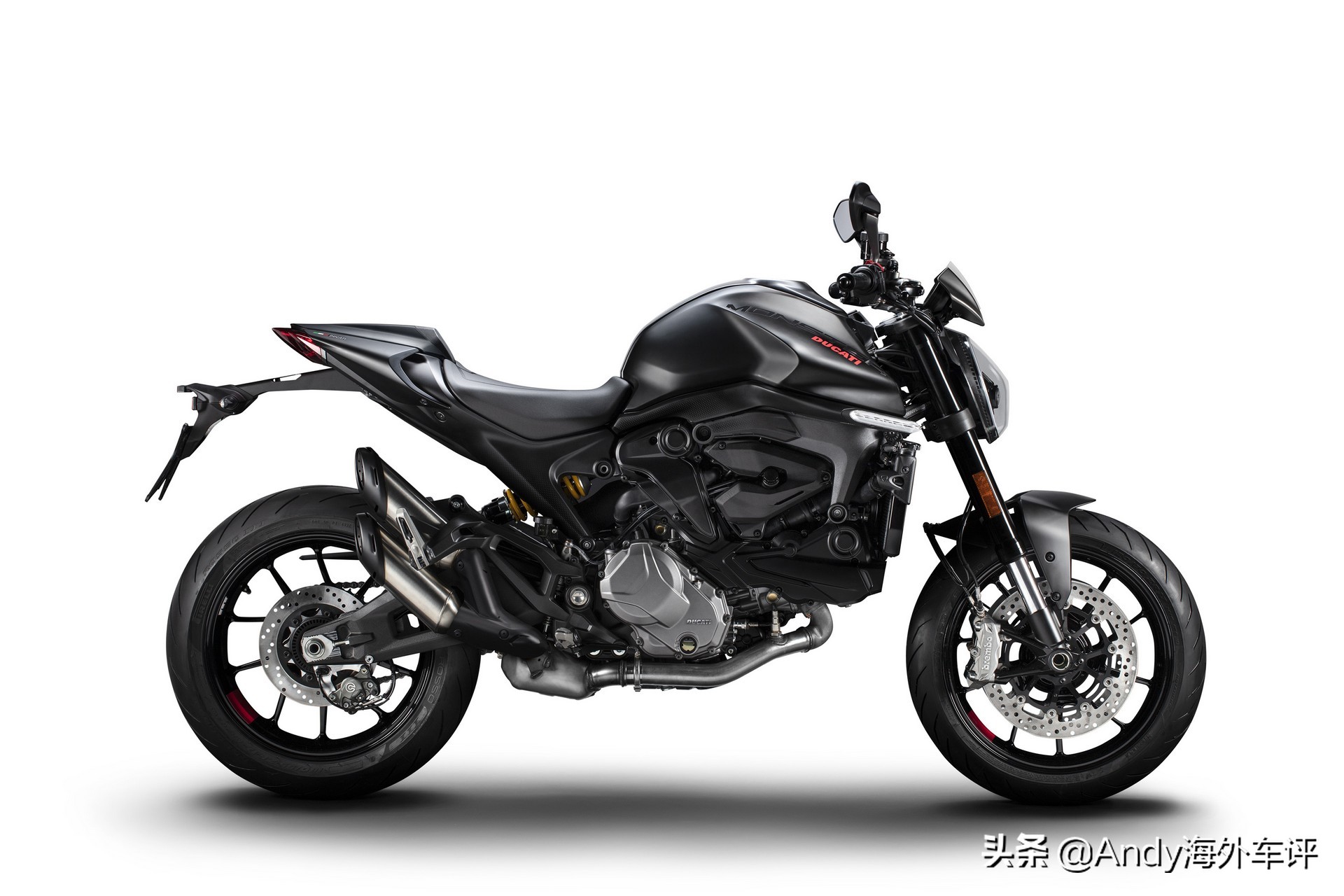 因此,它也保留了许多复古元素,比如"野牛背"式的油箱.