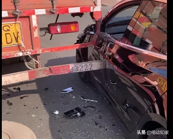 特斯拉自动驾驶失灵追尾大货车