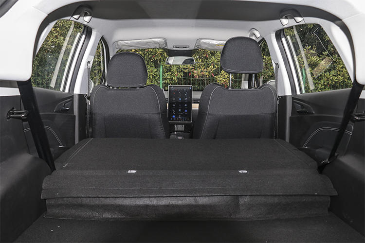将后排座椅放倒之后,哪吒v的行李厢空间可以扩展至552升,足以容纳25箱