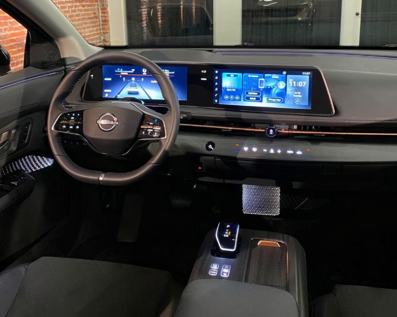 最美日产亮相前卫设计双屏内饰ariya续航610km