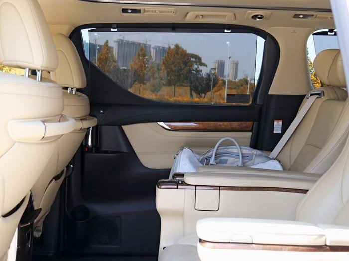 开上120多w的面包车后竟然一点都不膨胀,体验18款丰田埃尔法