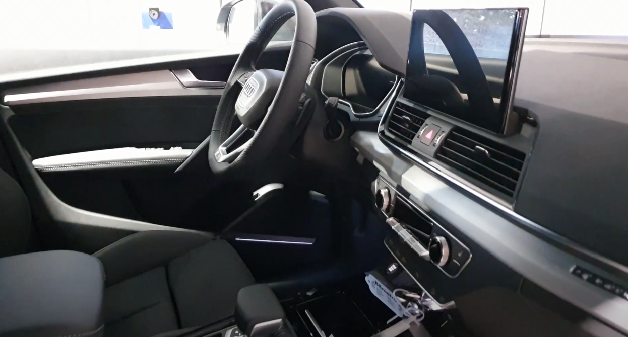 新款奥迪q5店内现身,外观更加激进,配2.0t轻混 中控大屏_易车