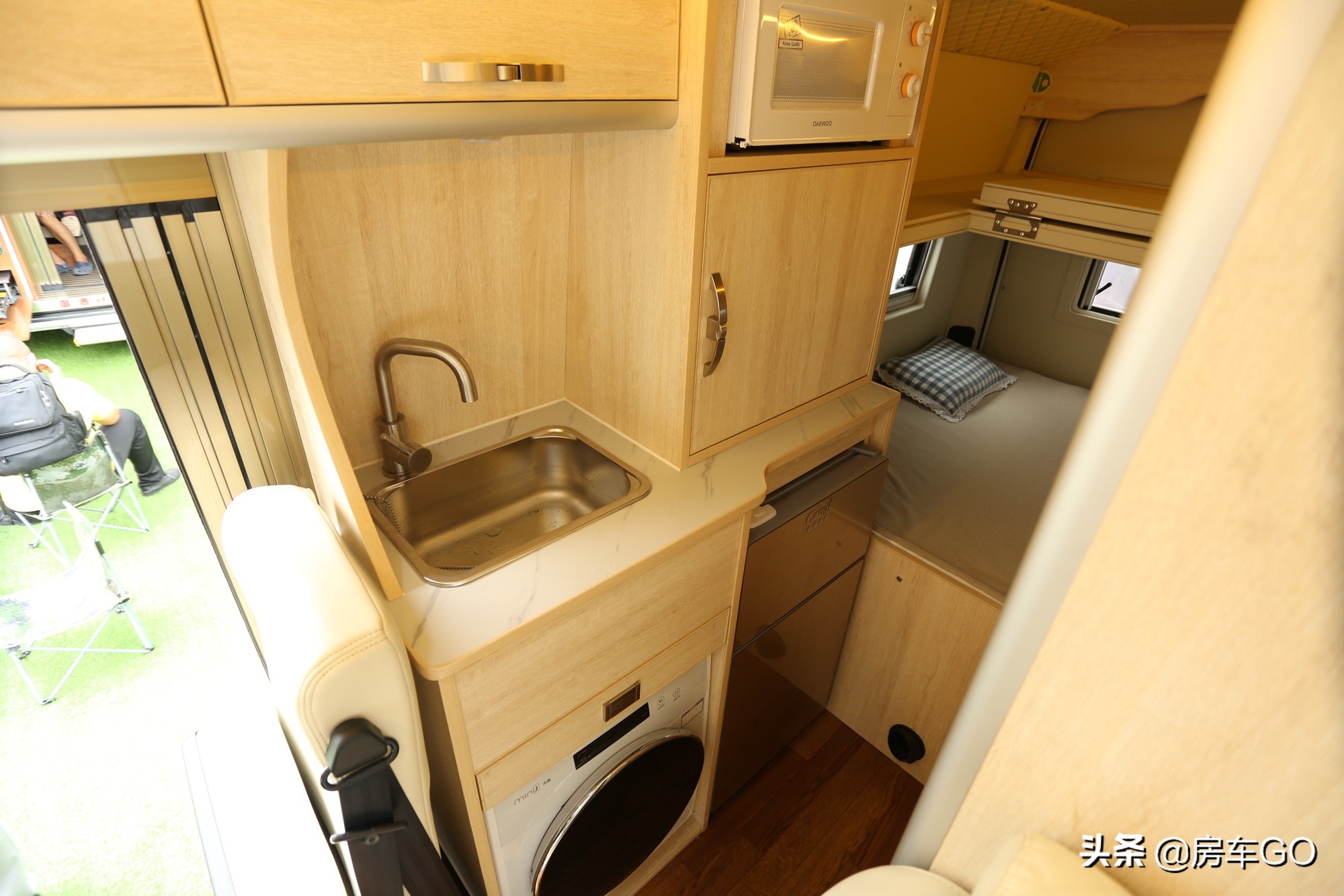 采用大通v90后驱底盘20t6at这台b型房车很实用