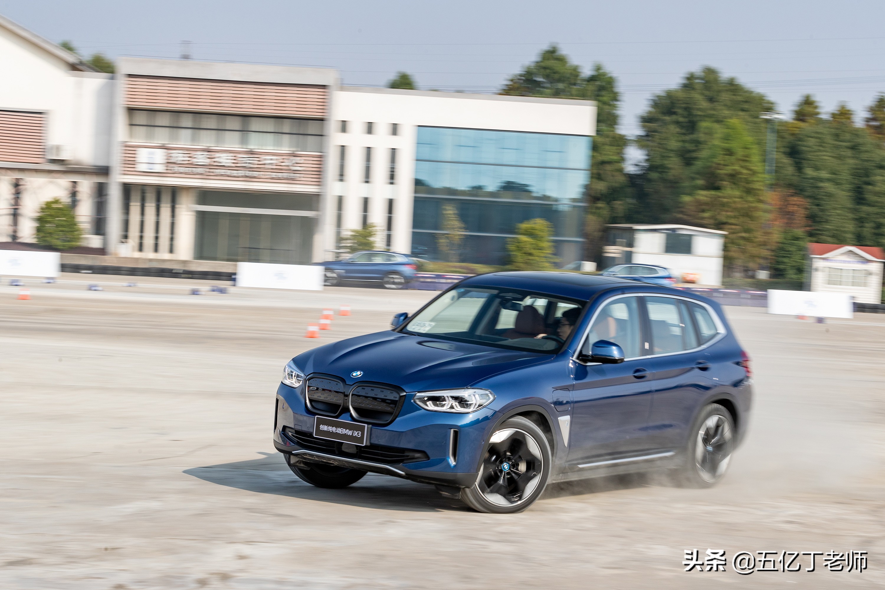 "豪华的首要诉求是安全."宝马的试驾教练如是说.