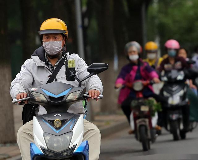 小学的教师,由于职业的特殊性,所以,她一般情况下,都是骑电动车上下班