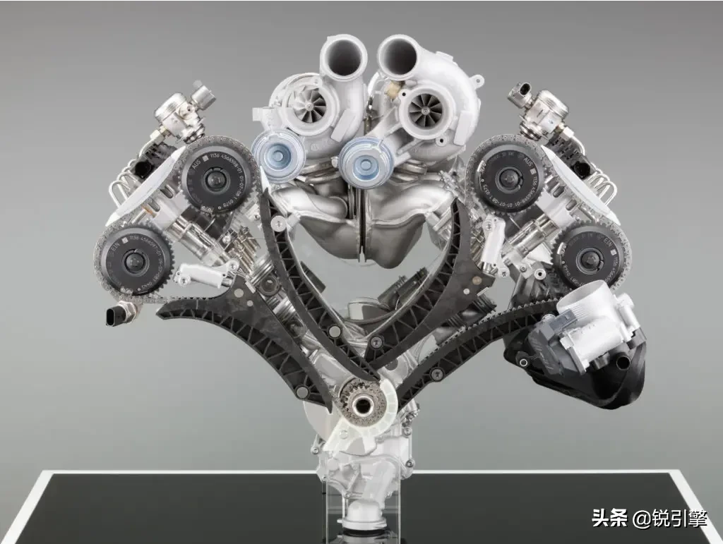 宝马在n63/s63v8发动机上采用的是hotv的设计,v型气缸夹角90度,两个
