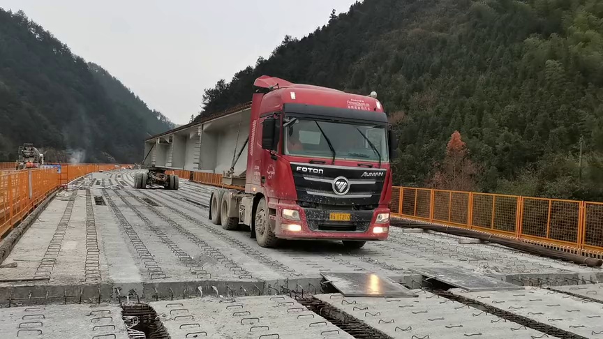 七轴大货车倒车,a2司机能把车倒成这样子也是服了