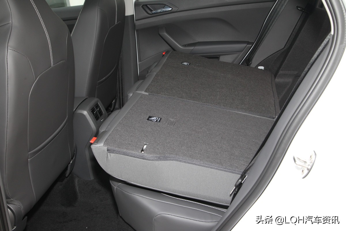 后排地台凸起较高,但是如果家庭人员一共出行比较频繁的话,途铠的空间