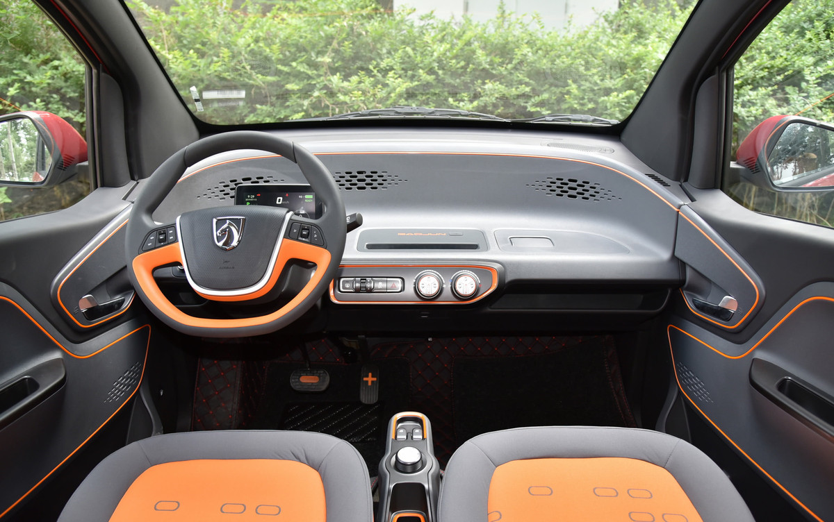 而宝骏e100的车身尺寸则是达到了2488/1506/1670mm,比之奇瑞eq1还要