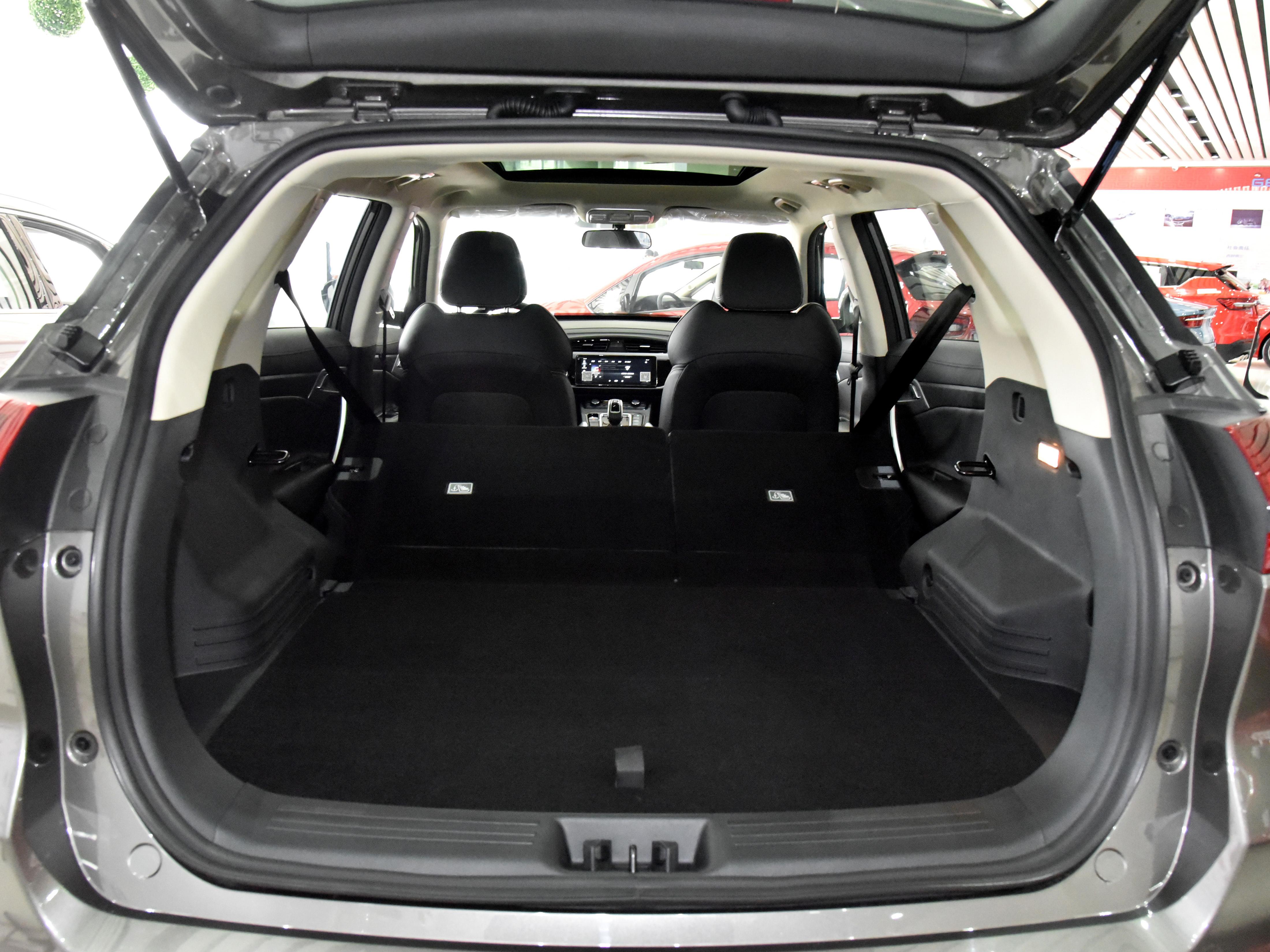 小型suv可能省油,但是大空间才坐着爽,带你看吉利博越