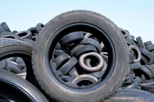 轮胎侧面被刮掉一块肉