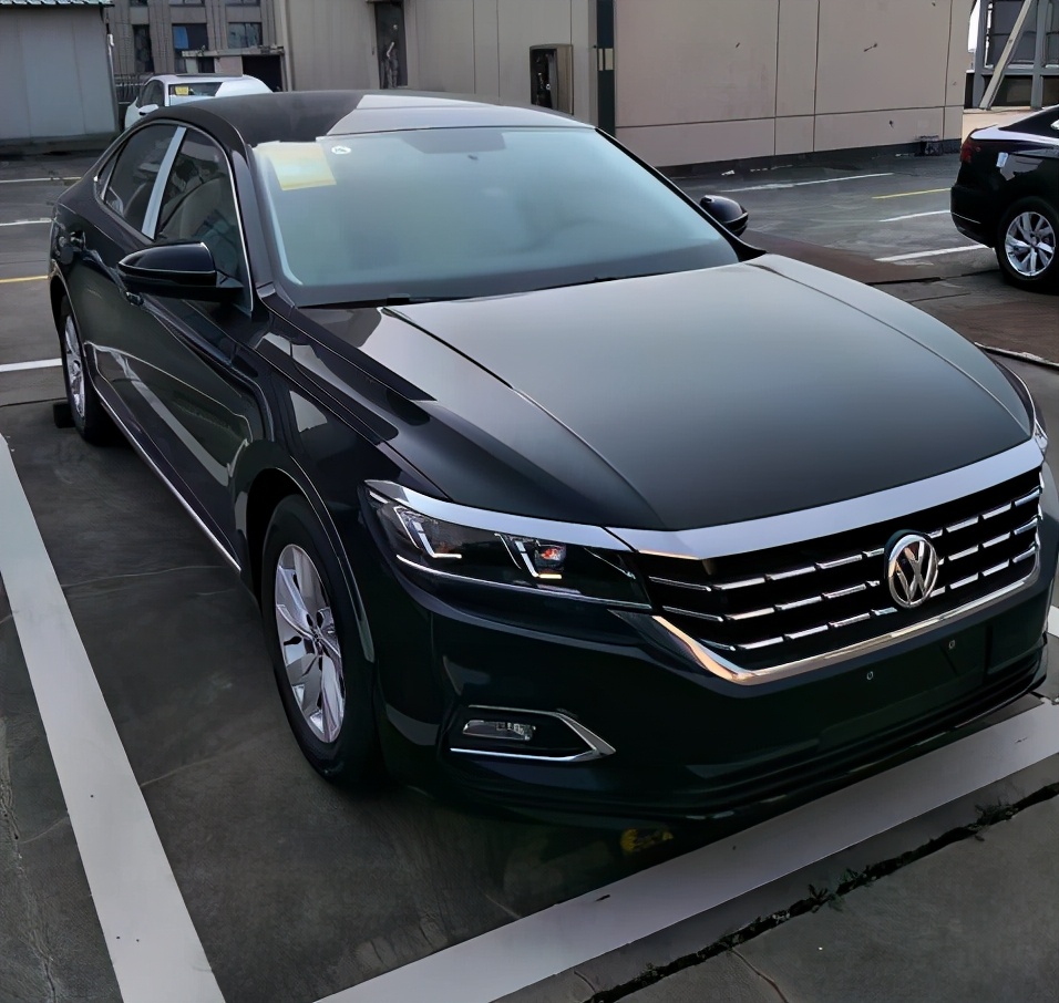 到店体验1.4t低配帕萨特,外观商务大气,但内饰也太光秃秃了