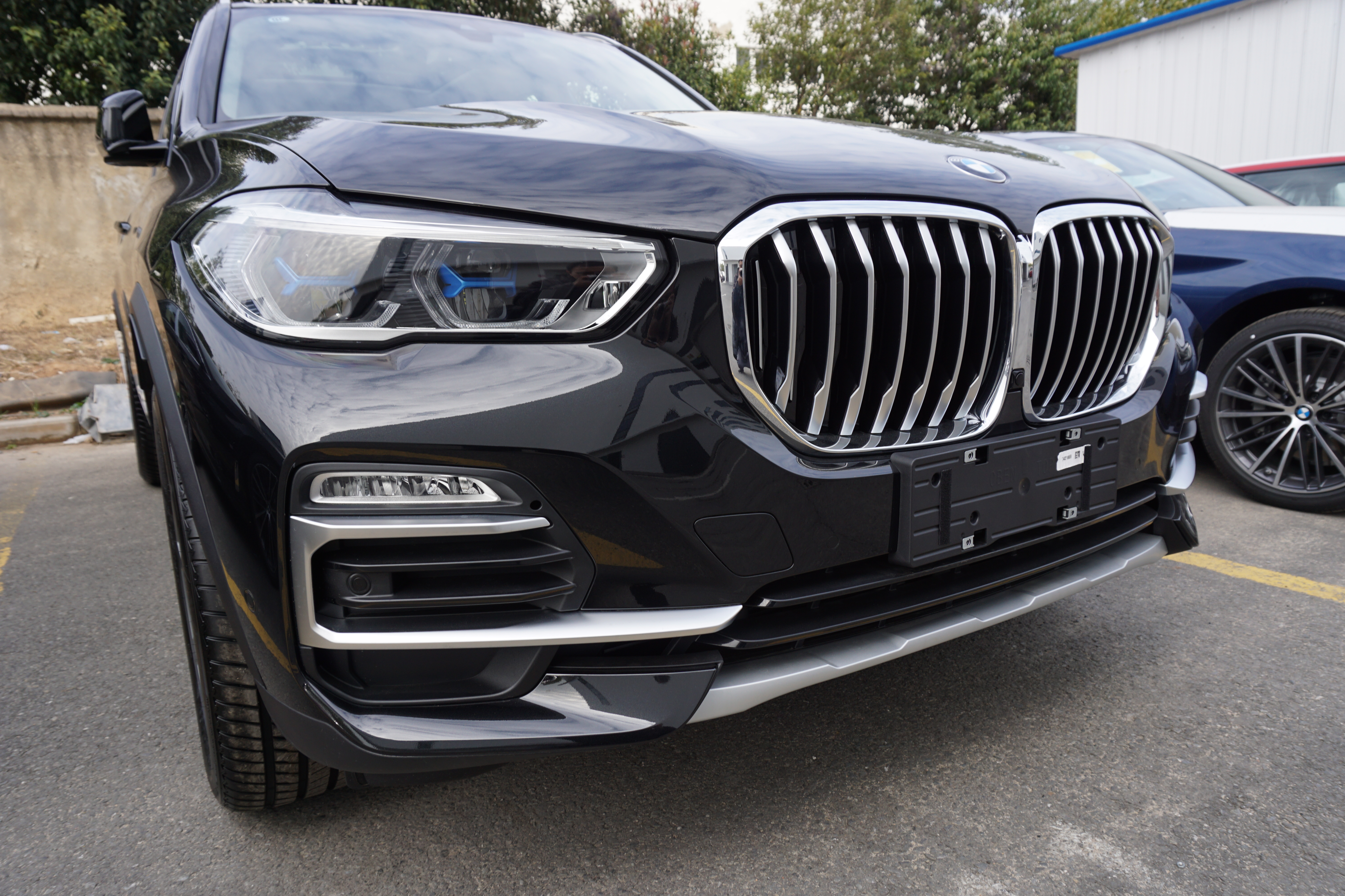 宝马x5到店配激光大灯黑色车身很大气搭20t30t